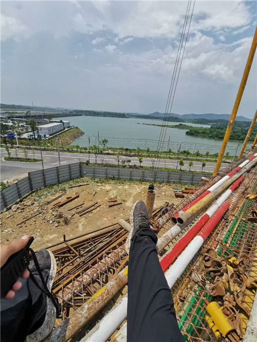 思南县作业中发生设备损坏或人员意外，责任怎么划分？